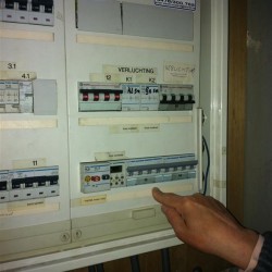 Deze zekeringen zijn voor het licht -) - Toneelvereniging Plankenkoorts 